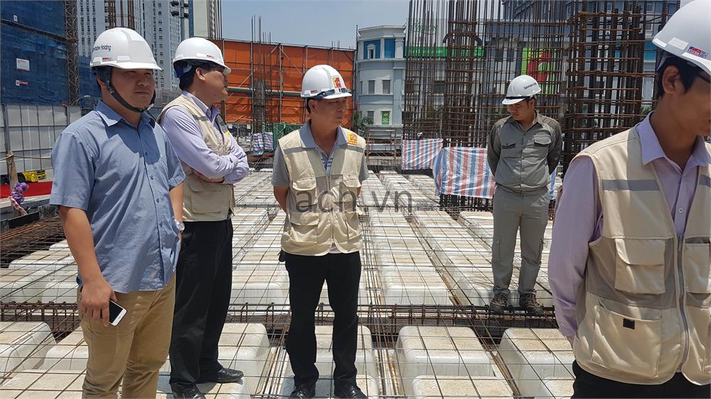 Chuy&ecirc;n gia của ACH c&oacute; mặt từ khi c&ocirc;ng tr&igrave;nh bắt đầu đặt v&aacute;n khu&ocirc;n, trao đổi c&ugrave;ng c&aacute;c gi&aacute;m s&aacute;t đảm bảo c&aacute;c yếu tố kỹ thuật lu&ocirc;n được ch&iacute;nh x&aacute;c.