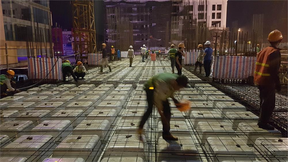 Đến tối muộn c&aacute;c c&ocirc;ng nh&acirc;n vẫn gấp r&uacute;t ho&agrave;n thiện đăt cốt th&eacute;p chuẩn bị đổ b&ecirc; t&ocirc;ng