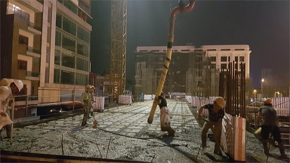 Gần 1h s&aacute;ng, qu&aacute; tr&igrave;nh đổ b&ecirc; t&ocirc;ng bắt đầu, đ&acirc;y l&agrave; kh&acirc;u quan trọng ảnh hưởng trực tiếp tới chất lượng s&agrave;n, chuy&ecirc;n gia của ch&uacute;ng t&ocirc;i vẫn c&oacute; mặt c&ugrave;ng gi&aacute;m s&aacute;t để đảm bảo c&aacute;c yếu tố kỹ thuật được tu&acirc;n thủ.