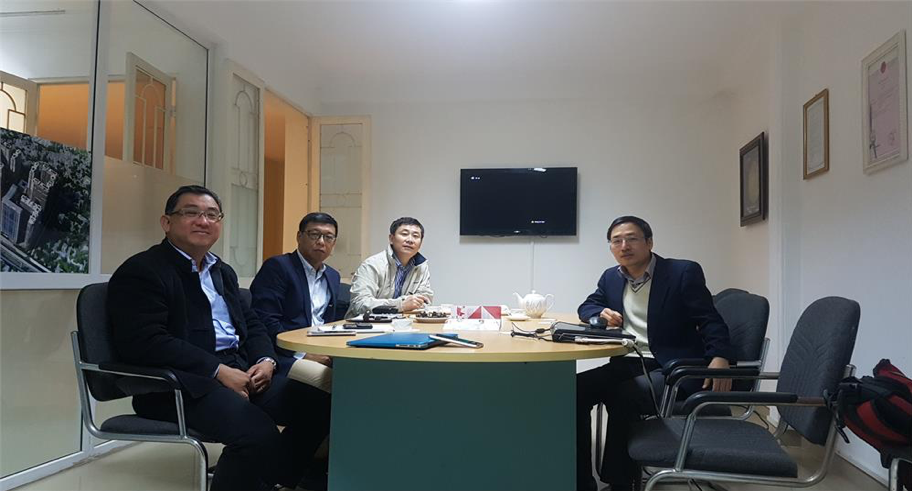 C&aacute;c chủ đầu tư đến thăm v&agrave; trao đổng c&ocirc;ng việc c&ugrave;ng TS. Nguyễn Xu&acirc;n Ho&agrave;ng