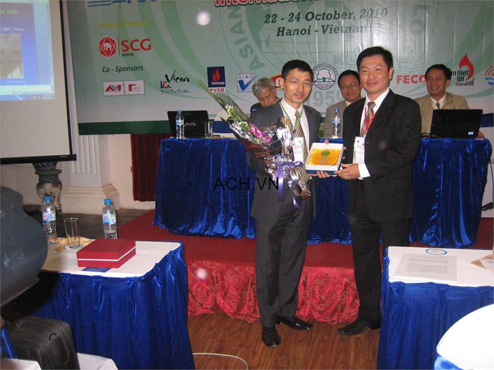 Đại diện ban tổ chức l&ecirc;n trao qu&agrave; lưu niệm